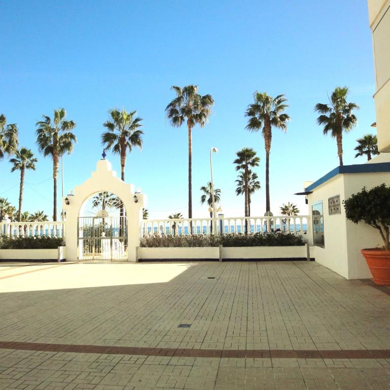 Costamar, Primera linea de playa, 3 dormitorios, 2 baños, vistas al mar, Internet Wifi y Garaje, Ideal parejas y familias - Three-Bedroom Apartment - 3