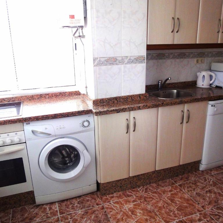 Costamar, Primera linea de playa, 3 dormitorios, 2 baños, vistas al mar, Internet Wifi y Garaje, Ideal parejas y familias - Three-Bedroom Apartment - 20