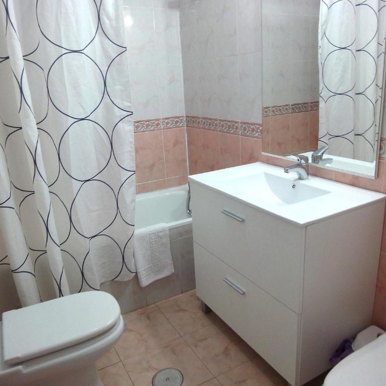 Costamar, Primera linea de playa, 3 dormitorios, 2 baños, vistas al mar, Internet Wifi y Garaje, Ideal parejas y familias - Three-Bedroom Apartment - 17