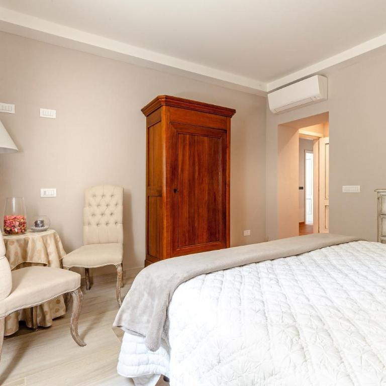 Villa Clara, Luxury 5 bedrooms Lakefront Farmhouse Villa with Private Pool on the Lucca Hills - Villa - 46