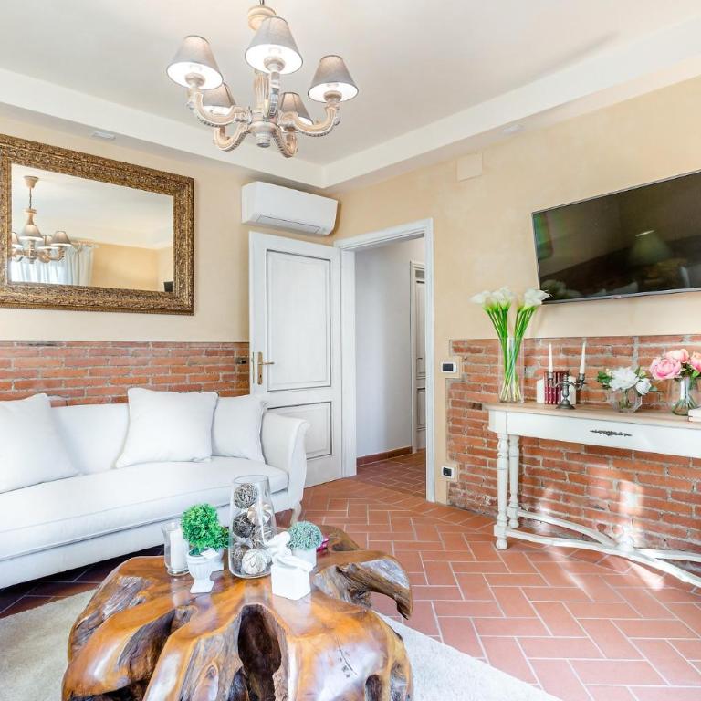 Villa Clara, Luxury 5 bedrooms Lakefront Farmhouse Villa with Private Pool on the Lucca Hills - Villa - 36