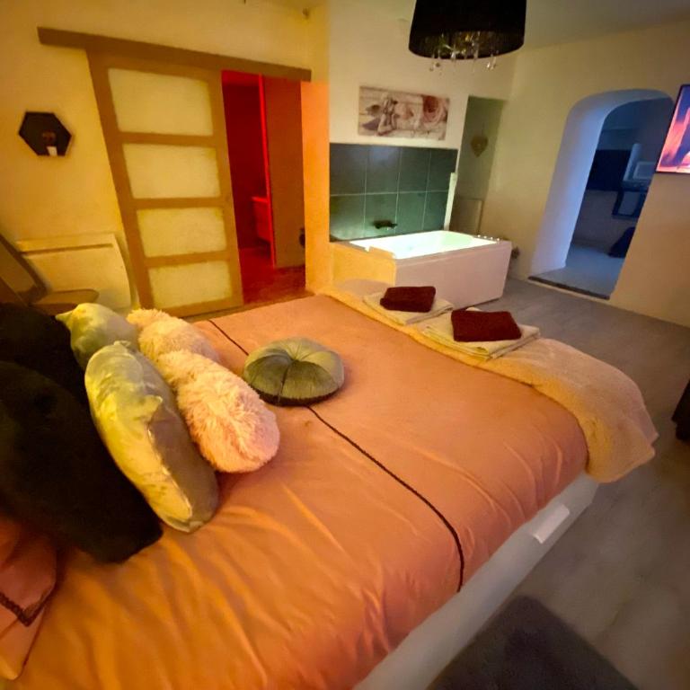 COSY & SPA Appartement Luxe JACUZZI SAUNA Suite Cristal - Suite mit Whirlpool - 28