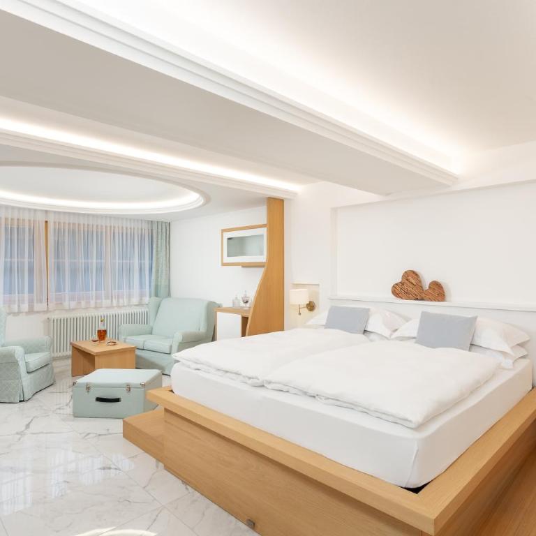 Hotel Pareda - Suite King con Balcone - 1