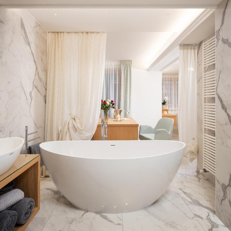 Hotel Pareda - Suite King con Balcone - 2
