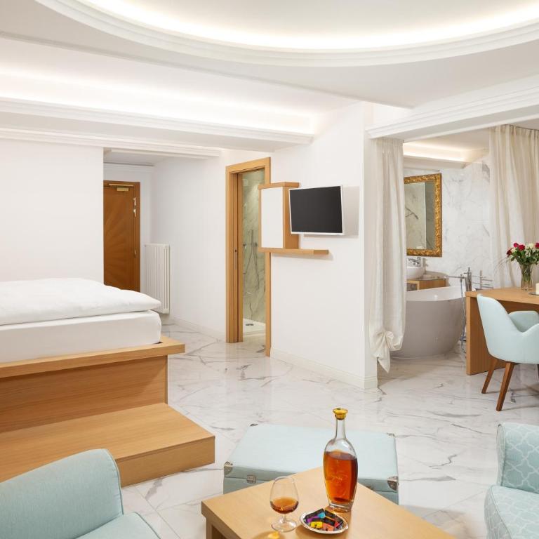 Hotel Pareda - Suite King con Balcone - 3