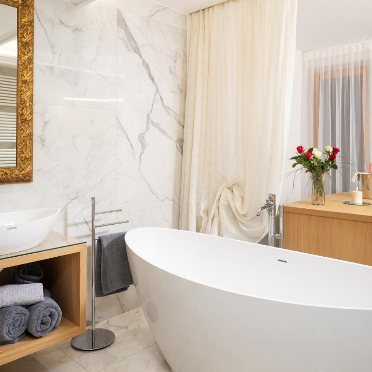 Hotel Pareda - Suite King con Balcone - 7
