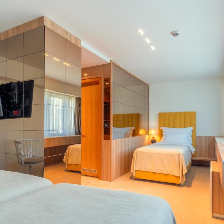 HOTEL AGAPE - Triple Room with City View - 1