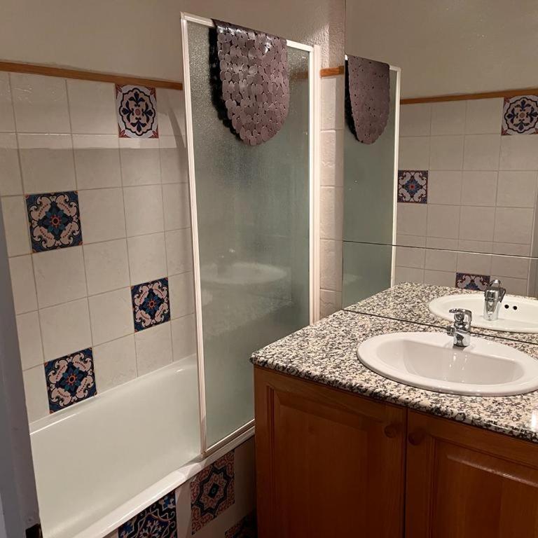 CHEZ LYLi & COMPAGNIE, PISCINE, JACCUZZI, SALLE DE SPORT - Appartement - 12