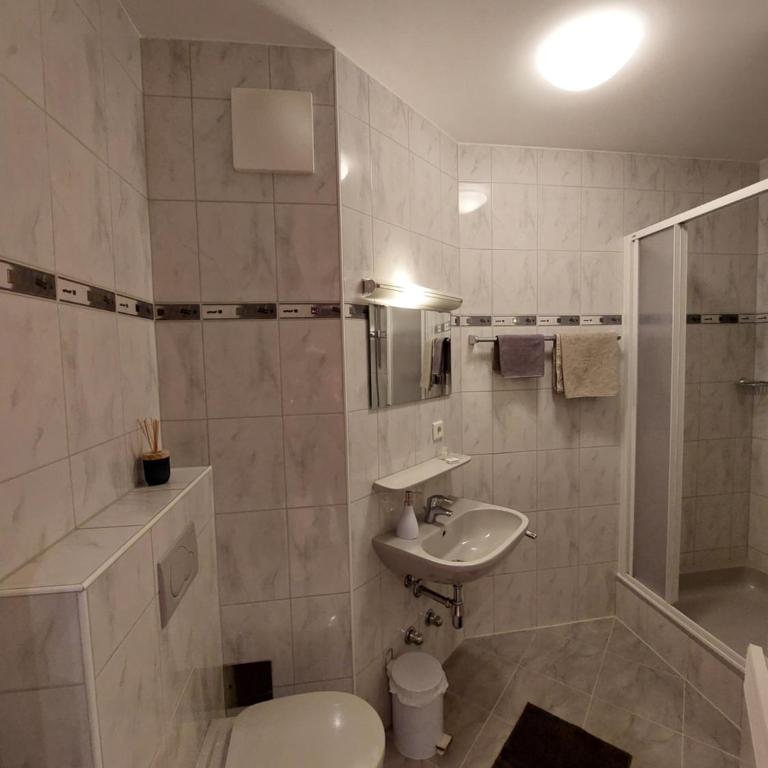 3 Raben - Leoben - Zimmer für Geschäftsreisende, Urlauber, Monteure und Handwerker, Polski Pensjonat Austria - Camera Singola con Bagno Privato - 11