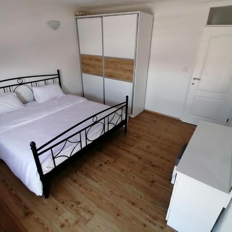 Rooms Delux Sarajevo - Dvokrevetna Soba sa Bračnim Krevetom i Balkonom (2 Odrasle Osobe + 1 Dete) - 4