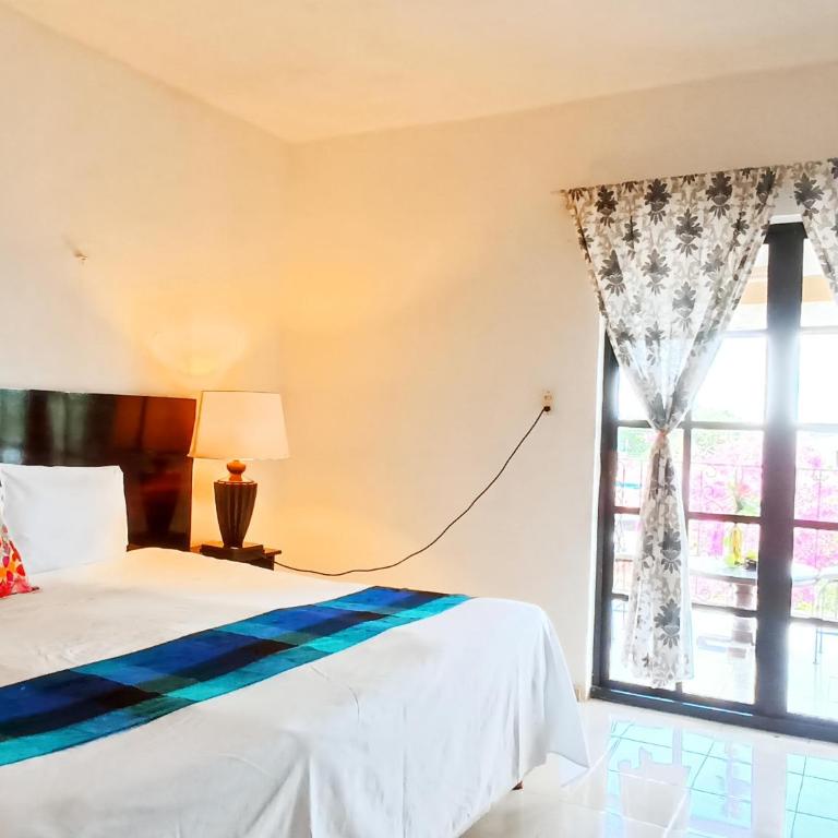 Casa De Los Pájaros - B&B - Habitación con cama extragrande y balcón - 2