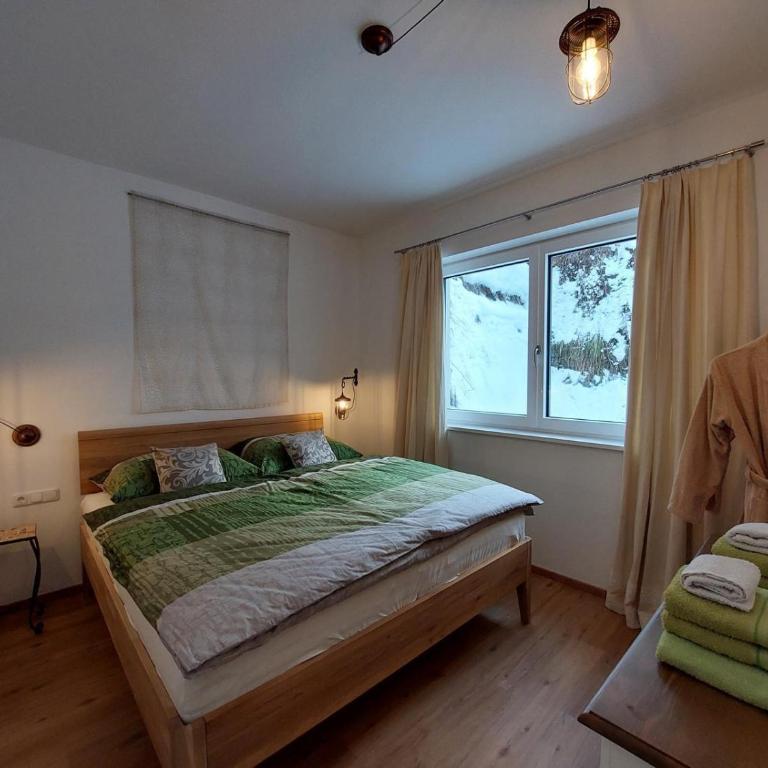 Boutique-Apartments Familie Jarosch Fieberbrunn "Freier Eintritt in das örtliche Hallenbad inklusive Saunalandschaft oder zum Badesee" - Apartment with Shower - 2
