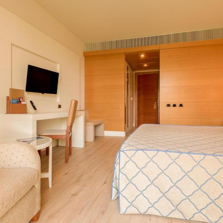 Smy Carlos V Wellness & Spa Alghero - Camera Matrimoniale con Balcone e Vista Giardino - 4