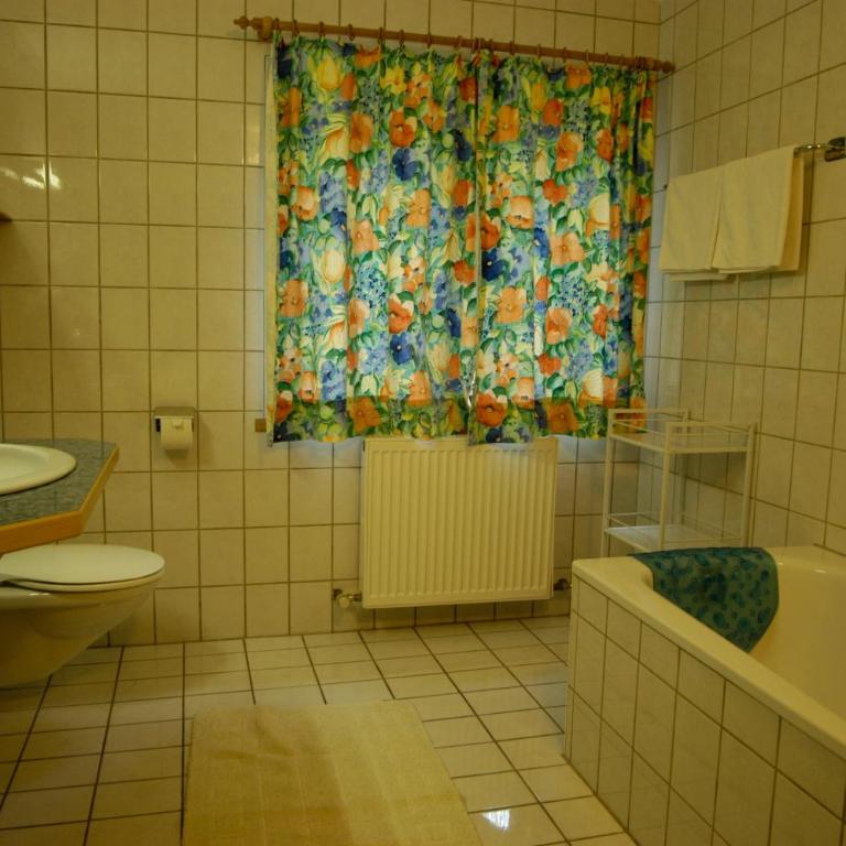 Haus Acherkogel - Doppelzimmer mit Bad, WC und Balkon - 2