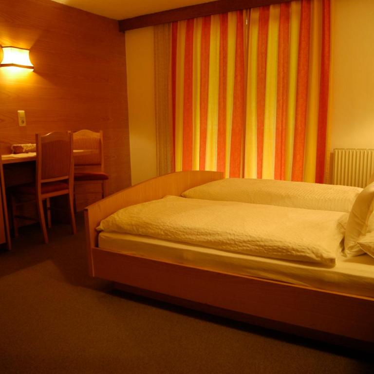 Haus Acherkogel - Doppelzimmer mit Bad, WC und Balkon - 3
