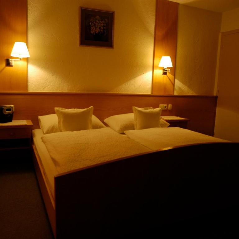 Haus Acherkogel - Doppelzimmer mit Dusche und WC - 4