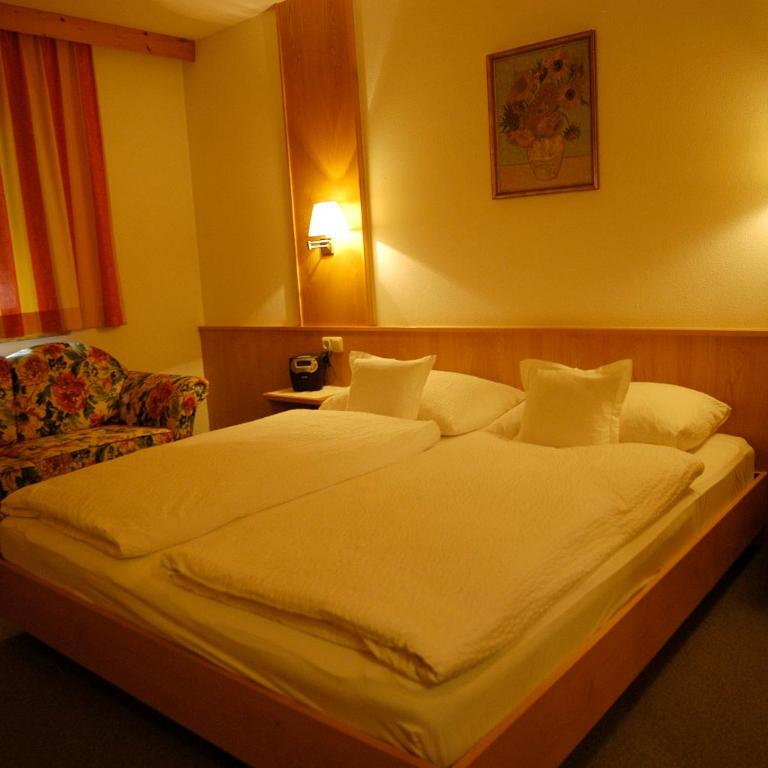 Haus Acherkogel - Doppelzimmer mit Dusche und WC - 5