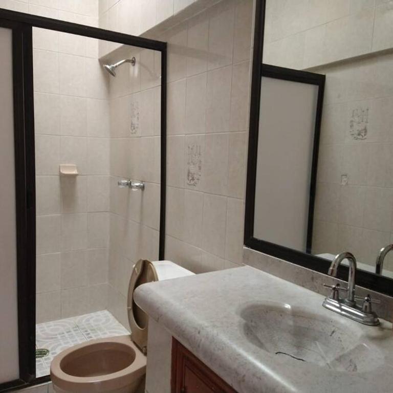 HERMOSA CASA EN CUERNAVACA: JARDÍN DEL LAGO - Casa de 4 dormitorios - 4
