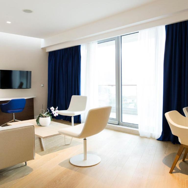 Hotel TQ Plaza - Deluks Suite sa Balkonom - 5