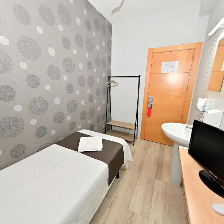 Hostal Falfes - Single Room with Shared Bathroom - 1