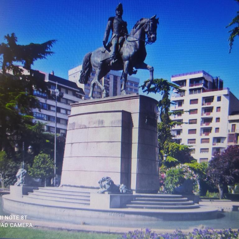 Gonzalo de Berceo 15 " CALIDAD-SOBRIO" AND " FREE PRIVATE PARKING " - Apartamento de 3 dormitorios - 84