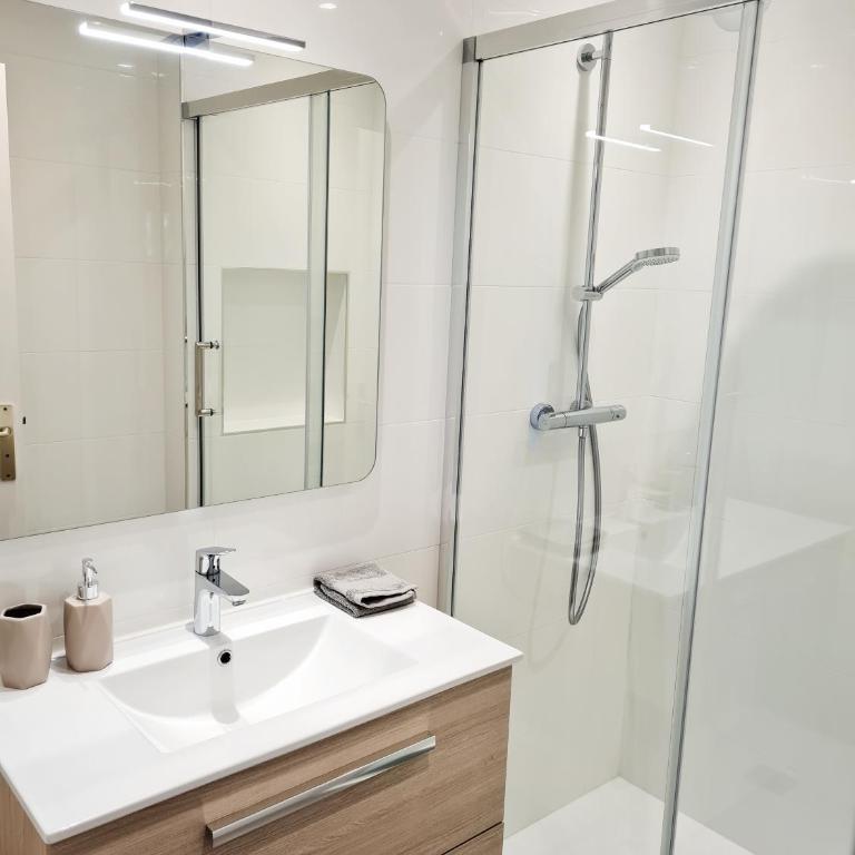 2P entièrement climatisé I Bien insonorisé I Wifi I A 300 m de la mer I Restaurants commerces et transports à 5mn à pied I Idéal 2 personnes I Possibilité 4 avec canapé lit de qualité I Très belle Douche - Appartement 1 Chambre - 5