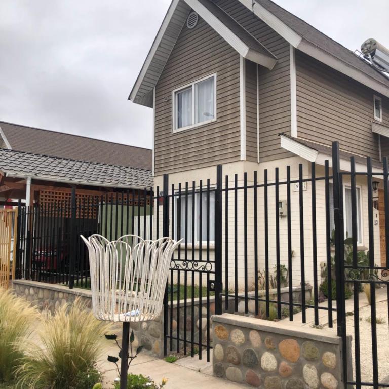 Comoda y amplia casa en sector residencial - Three-Bedroom House - 6