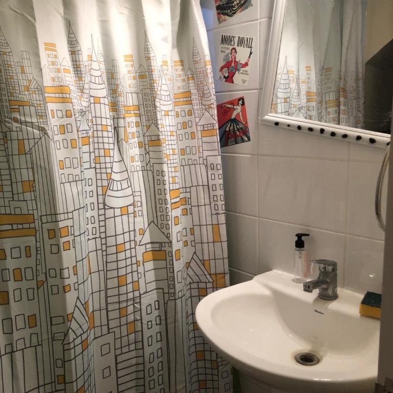 Comoda y amplia casa en sector residencial - Three-Bedroom House - 4