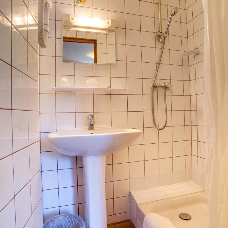 Hotel pascal - Chambre Lits Jumeaux avec Toilettes Communes - 2