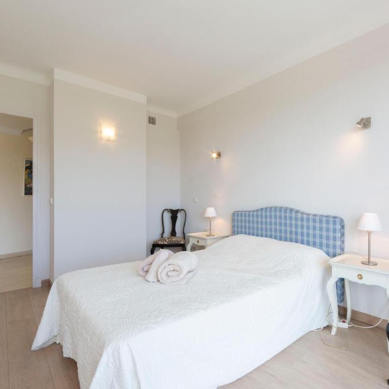 Appartement entièrement équipé de 105 m2 avec vue mer et collines - Appartement 3 Chambres - 12