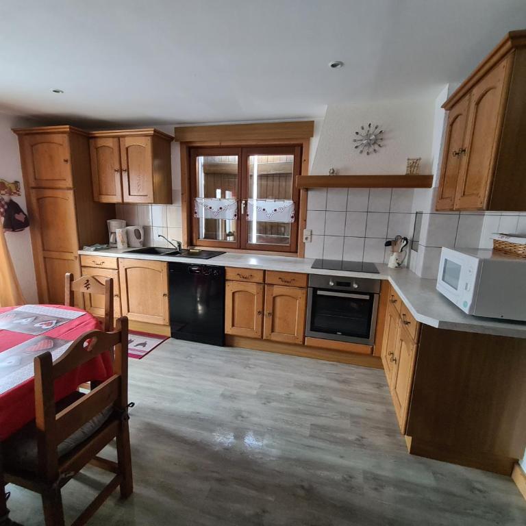 Apartment Residence Les Alpages - Three-Bedroom Apartment - 10
