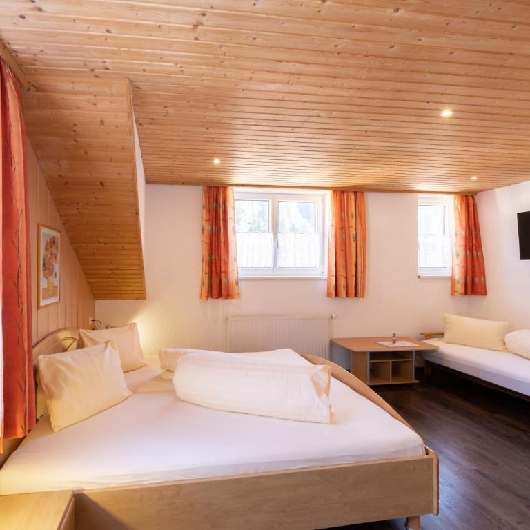 Eggerhof - Familienzimmer (2 Erwachsene + 1 Kind) - 2