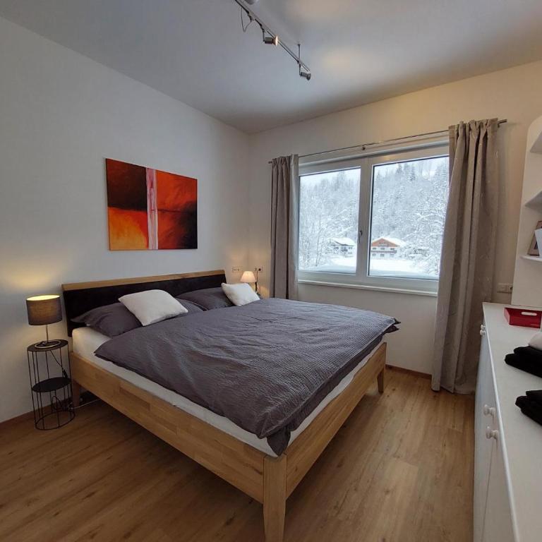 Boutique-Apartments Familie Jarosch Fieberbrunn "Freier Eintritt in das örtliche Hallenbad inklusive Saunalandschaft oder zum Badesee" - Two-Bedroom Apartment with Shower - 2