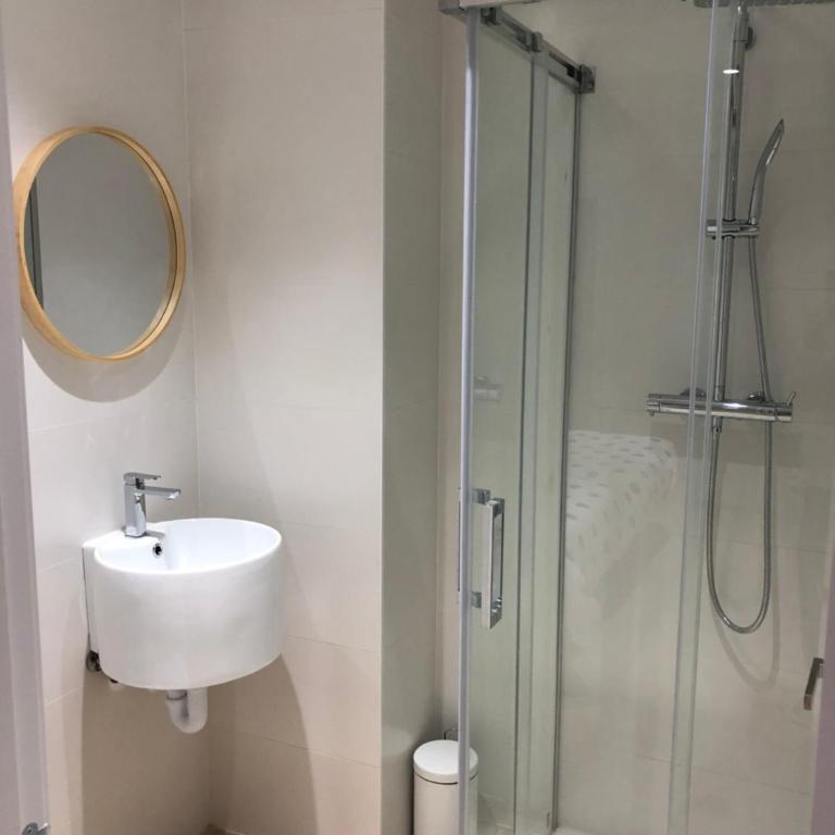 Pensión La Castellana - Habitación Doble con baño privado - 9