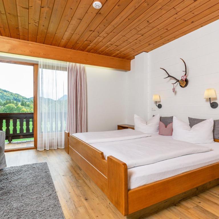 Gästehaus Menkenbauer inkl. Chiemgaukarte - Doppelzimmer mit Gartenblick - 1