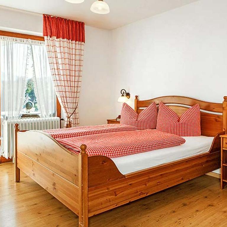 Gästehaus Menkenbauer inkl. Chiemgaukarte - Deluxe Doppelzimmer mit Balkon - 1