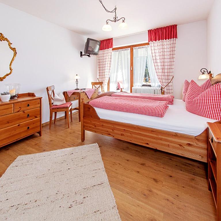 Gästehaus Menkenbauer inkl. Chiemgaukarte - Deluxe Doppelzimmer mit Balkon - 2