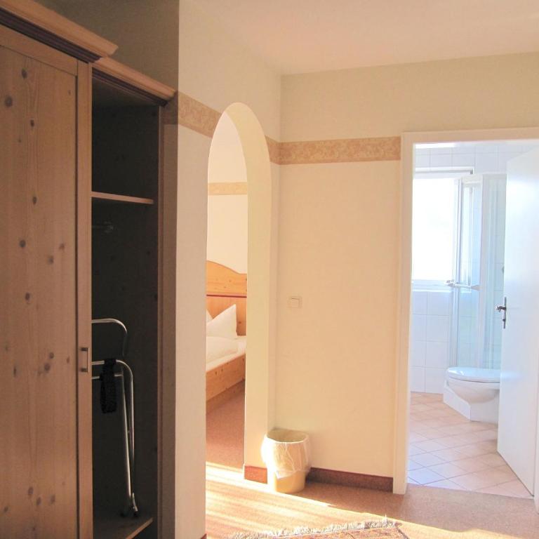 Gästehaus Menkenbauer inkl. Chiemgaukarte - Doppelzimmer mit eigenem Bad - 2