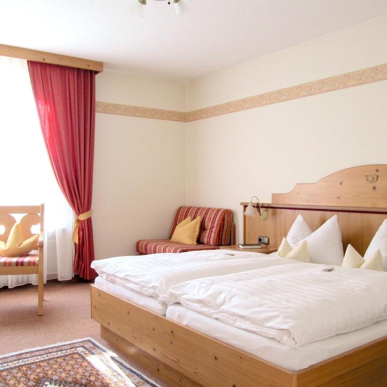 Gästehaus Menkenbauer inkl. Chiemgaukarte - Doppelzimmer mit eigenem Bad - 1