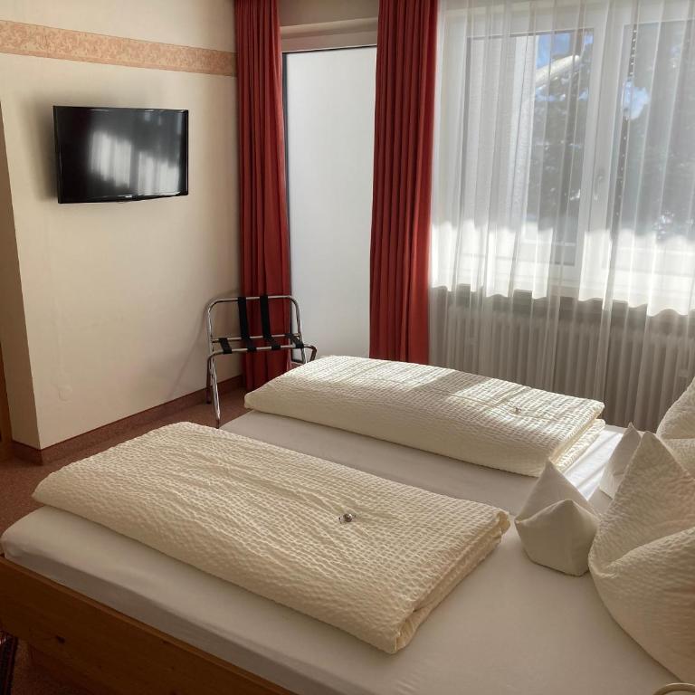 Gästehaus Menkenbauer inkl. Chiemgaukarte - Doppelzimmer mit Bergblick - 2