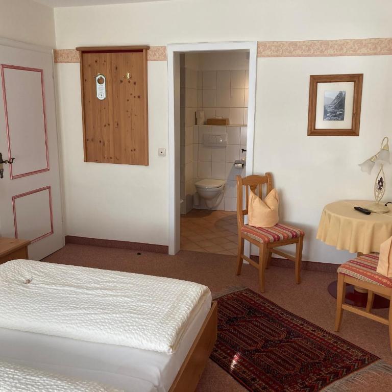 Gästehaus Menkenbauer inkl. Chiemgaukarte - Doppelzimmer mit Bergblick - 3