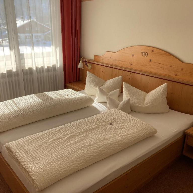 Gästehaus Menkenbauer inkl. Chiemgaukarte - Doppelzimmer mit Bergblick - 1