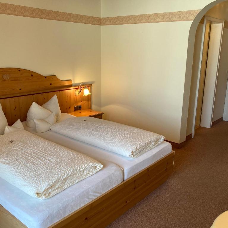 Gästehaus Menkenbauer inkl. Chiemgaukarte - Doppelzimmer mit Bergblick - 7