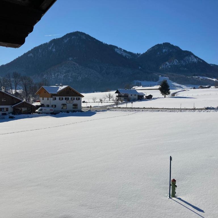 Gästehaus Menkenbauer inkl. Chiemgaukarte - Doppelzimmer mit Bergblick - 9