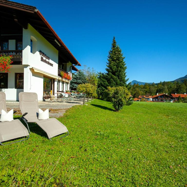 Gästehaus Menkenbauer inkl. Chiemgaukarte - Doppelzimmer mit Bergblick - 11