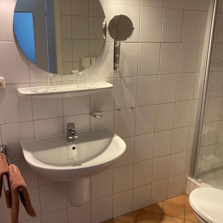 Gästehaus Menkenbauer inkl. Chiemgaukarte - Standard Doppelzimmer - 9