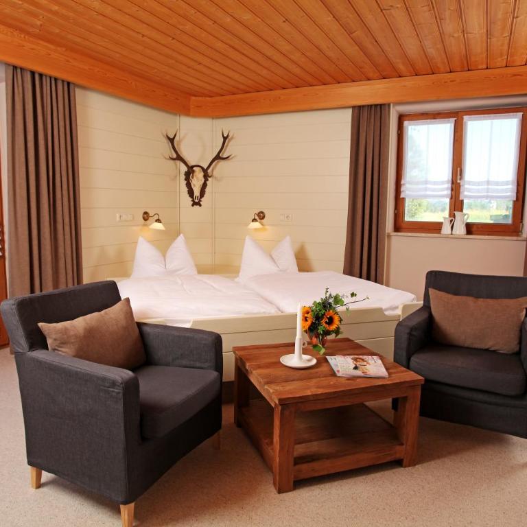 Gästehaus Menkenbauer inkl. Chiemgaukarte - Doppelzimmer mit Balkon - 1