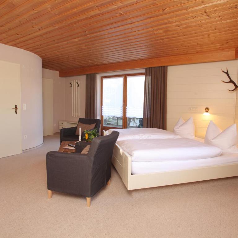 Gästehaus Menkenbauer inkl. Chiemgaukarte - Doppelzimmer mit Balkon - 2