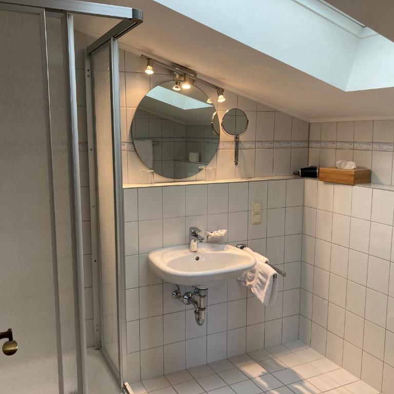 Gästehaus Menkenbauer inkl. Chiemgaukarte - Budget Doppelzimmer - 4