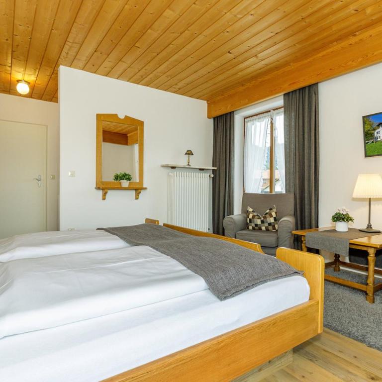 Gästehaus Menkenbauer inkl. Chiemgaukarte - Doppelzimmer mit Gartenblick - 5